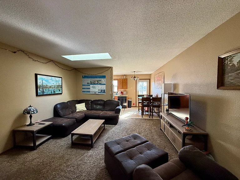 1042 Castlewood Dr — Photo 2