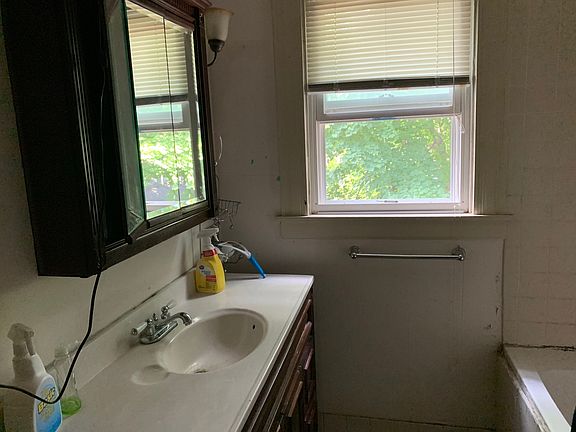 5th image of 105 Concord Pl