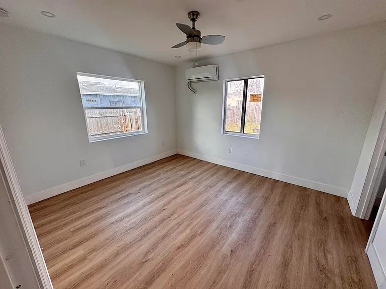2513 Avenue E — Photo 6