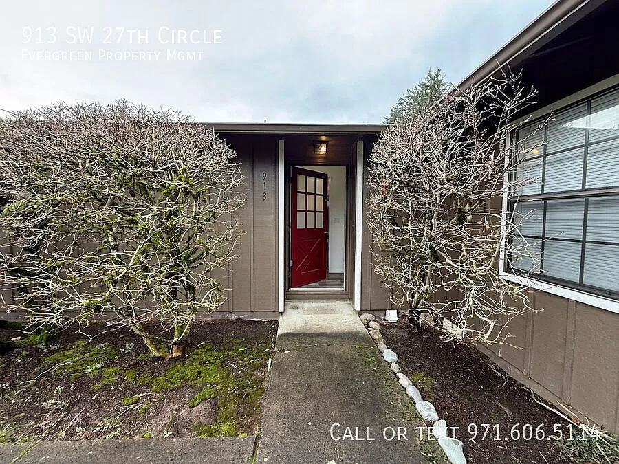 Building Photo - 913 SW 27th Cir