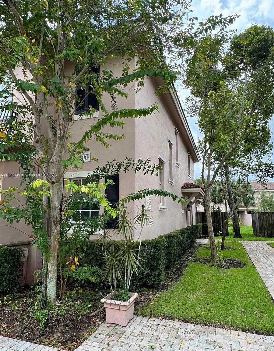3 bed, 1716 sqft, $3,300 — Photo 2