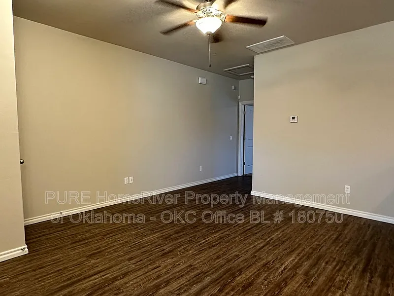 1 bed, 1.0 bath, 854 sqft, $1,050 — Photo 2