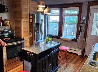 11 Dartmouth St, Easthampton, MA 01027