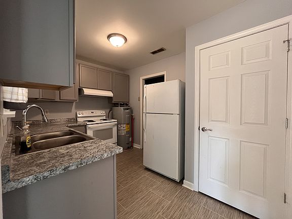 2nd image of 2223 Sycamore Cir