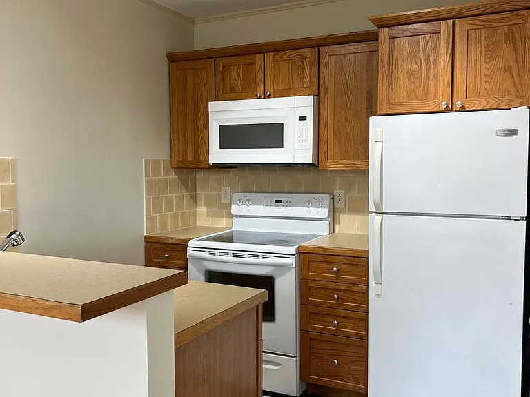 Elliott Apartments — Photo 36