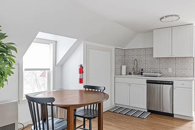 75 Malletts Bay Ave #B — Photo 7