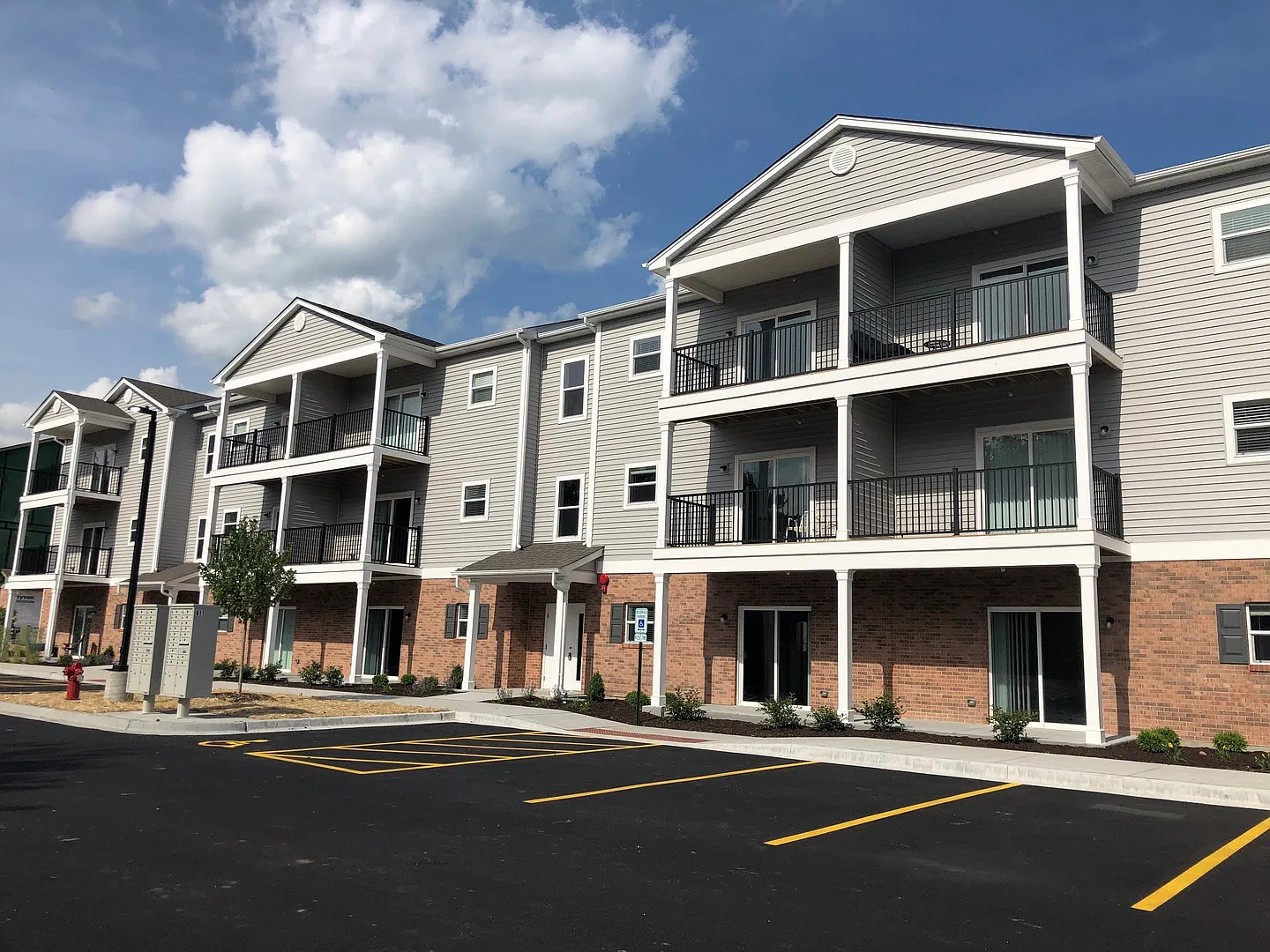 2 bed, 925 sqft, $1,900 — Photo 1