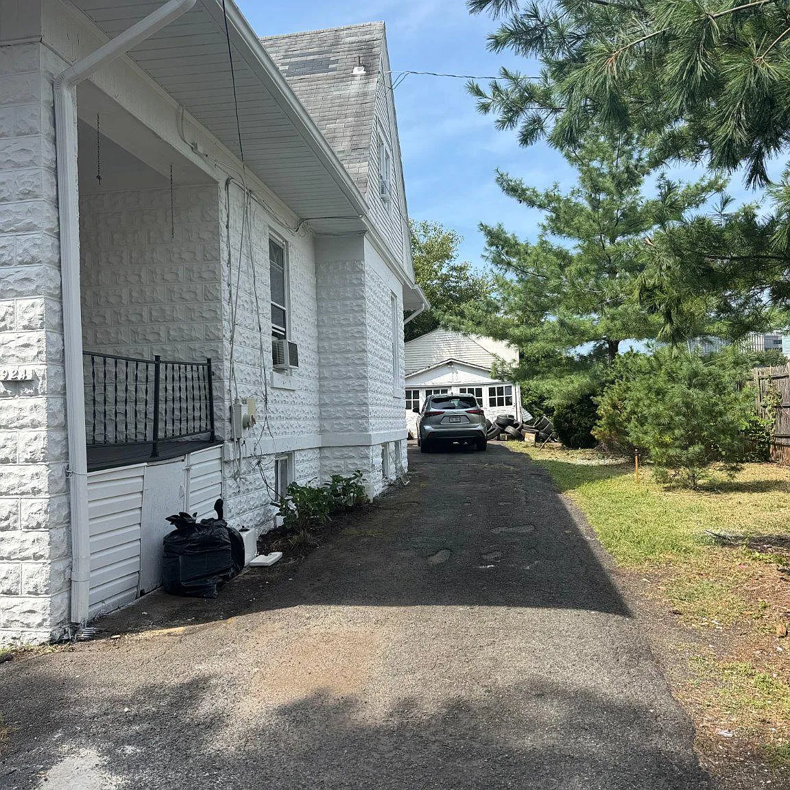 4 bed, 2.0 bath, 1760 sqft, $5,450 — Photo 3