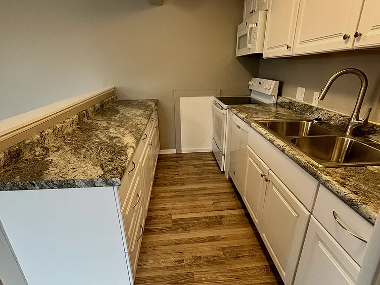 216 Main St E #3 — Photo 14