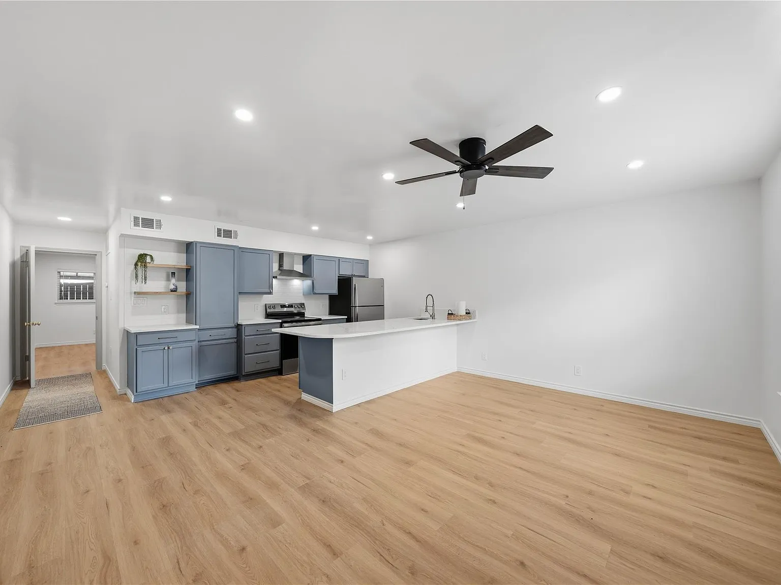 1 bed, 1.0 bath, 724 sqft, $1,200 — Photo 3