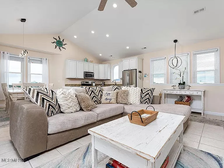 410 W Wilmington Ave — Photo 11