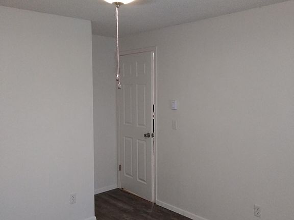 4th image of 2311 Hillcrest Ln