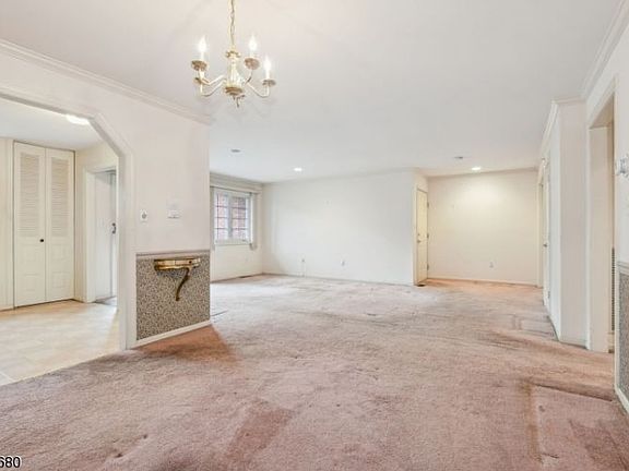 5th image of 105 Roseland Ave Unit 1501