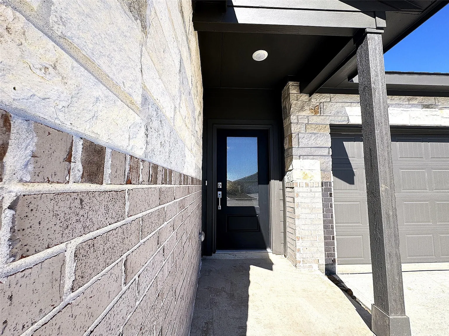 4 bed, 2.0 bath, 1900 sqft, $2,350 — Photo 4