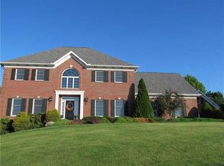 24 Hawthorne Ln, Irwin, PA 15642