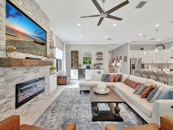 572 SE Villandry Way, Port St Lucie, FL 34984