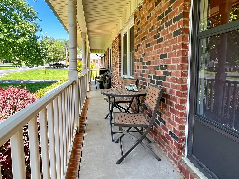 Country Club Apartments — Photo 25