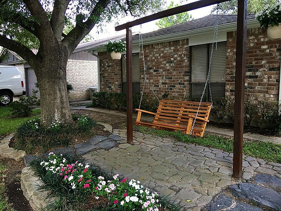 ENJOY EARLY MORNING COFFEE ON THIS CUTE SWING