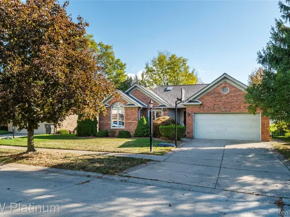 44000 Dunham Ct, Clinton Township, MI 48038