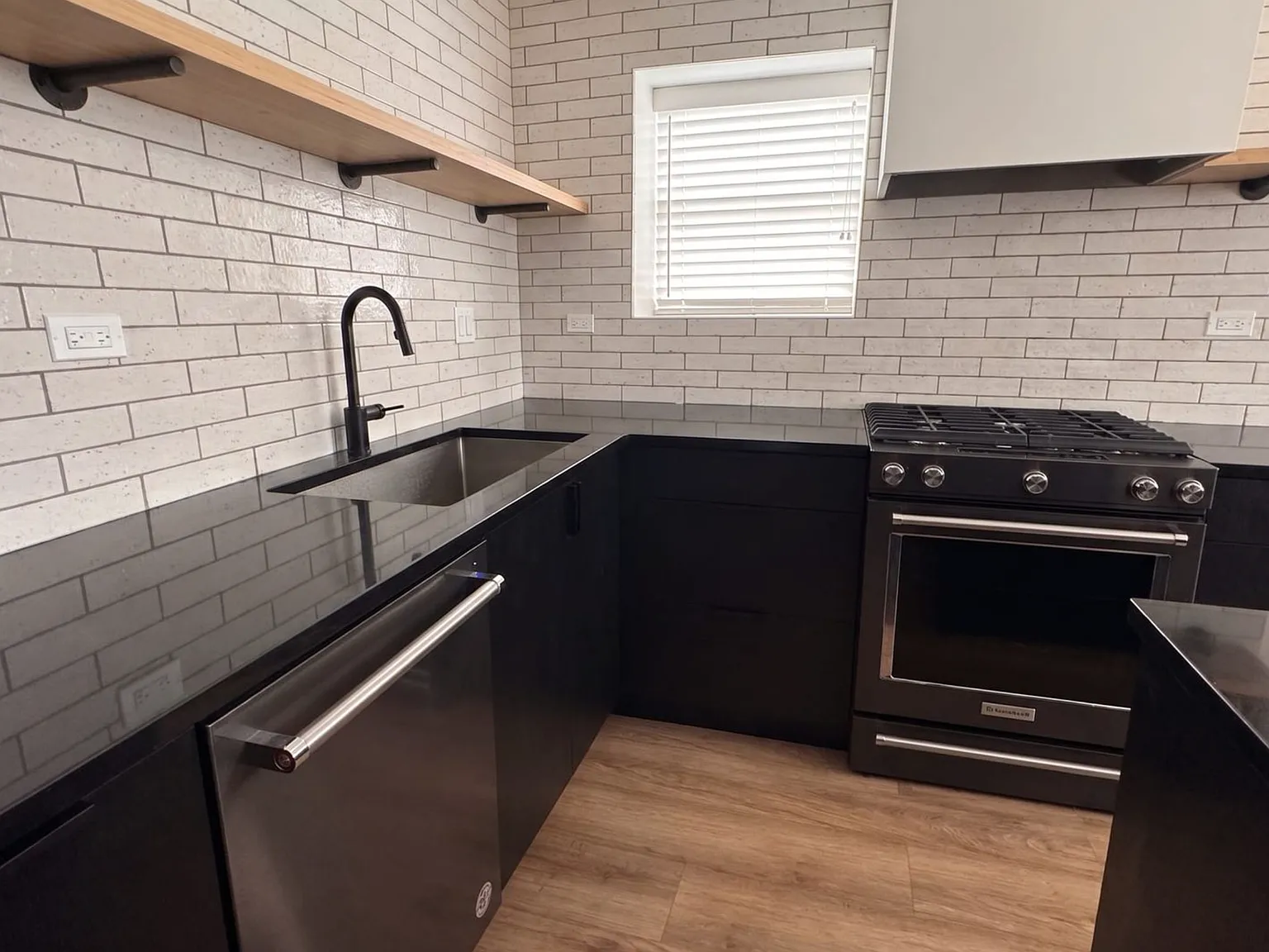 3 bed, 1200 sqft, $4,250 — Photo 3