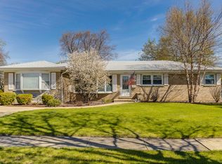 1714 W Rusty Dr, Mount Prospect, IL 60056