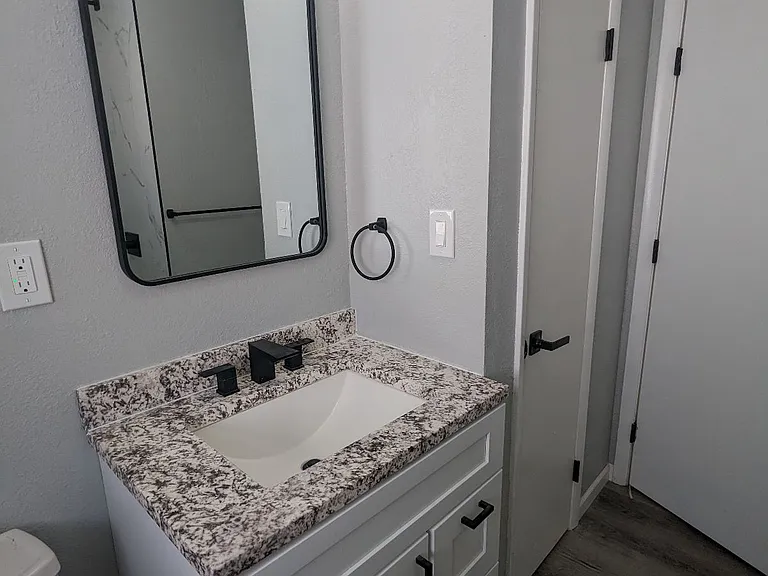 607 N Logan Ave — Photo 9
