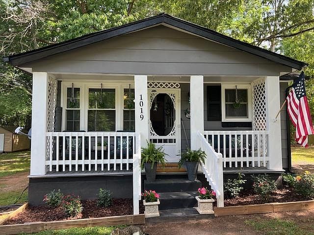 1st image of 1019 Dixon Ln