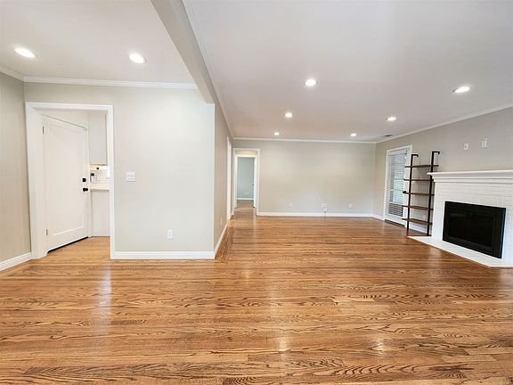 5th image of 2685 Emerson St