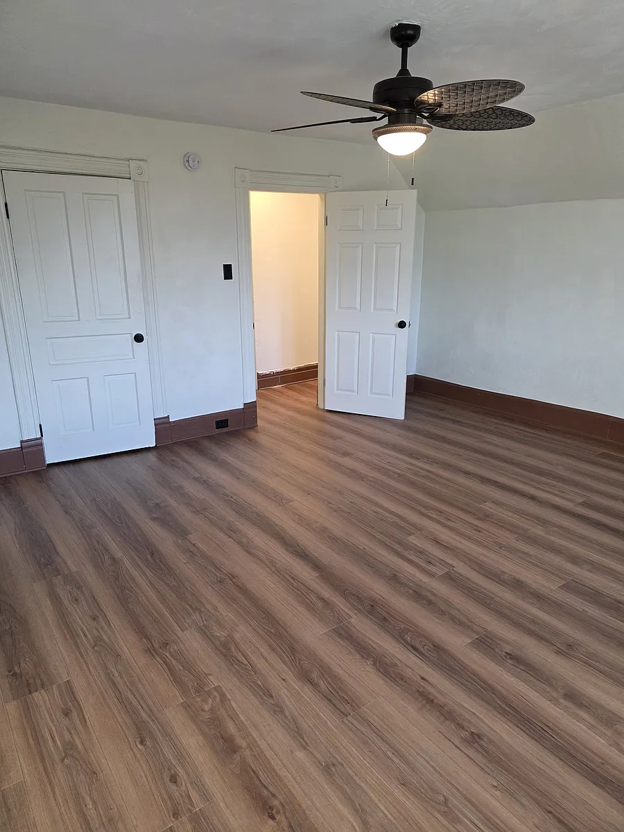 Spacious bedroom - 727 Hill Ave #3