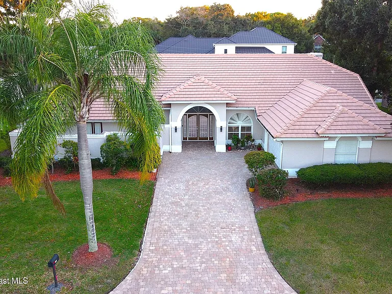 101 Island Grove Dr — Photo 1