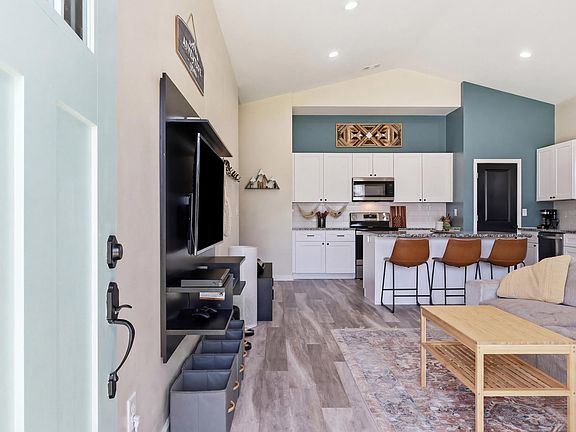 2nd image of 114A Shaw St