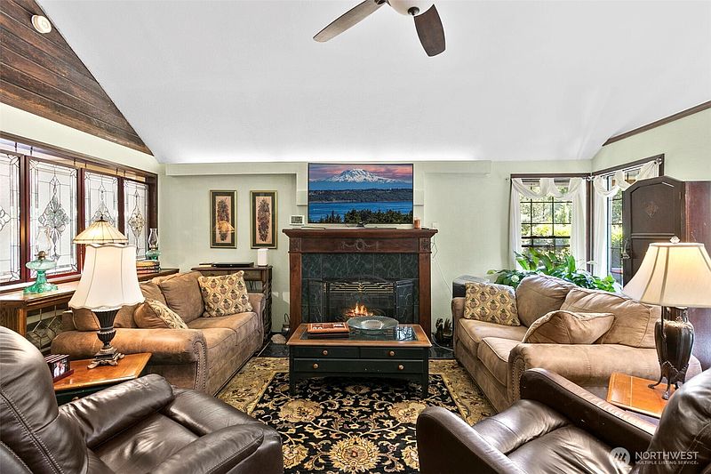 4th image of 27021 Lower Burnett Road E