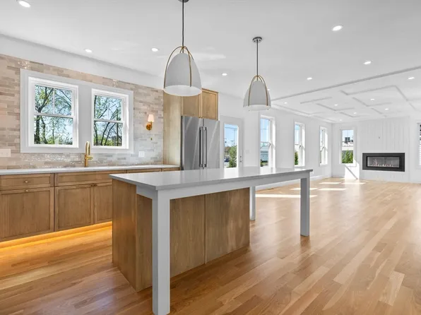 21 Powell St, West Roxbury, MA 02132