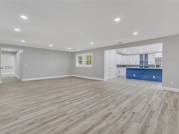 5th image of 996 Grafton Dr