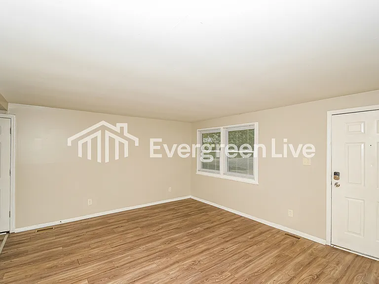 10415 Chris Dr — Photo 2