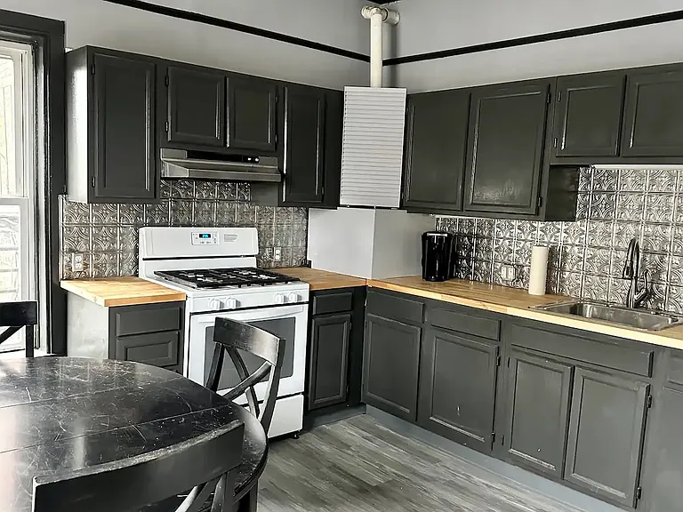 220 E State St #4 — Photo 2