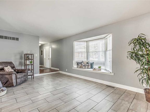 3rd image of 153 Duke Dr