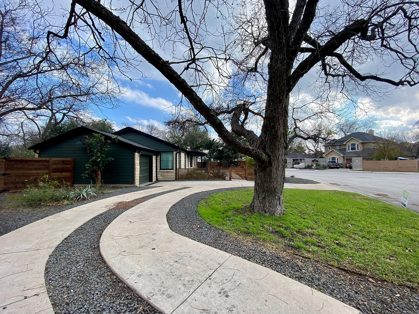 Timeless Charm: Fully Revived 1940s Home in Highland Park - 3 Bed, 2 Bath Oasis Near Downtown! — Photo 2