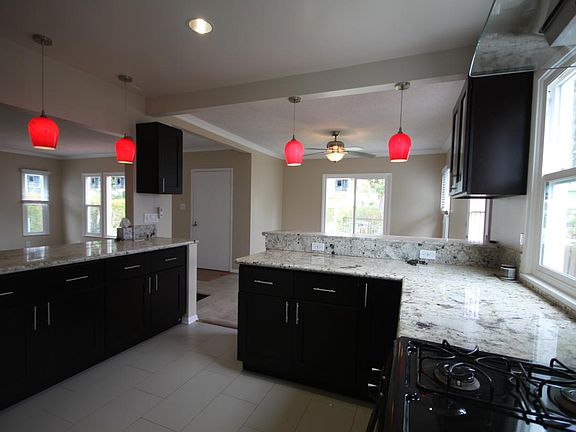 4th image of 1633 Centinela Ave
