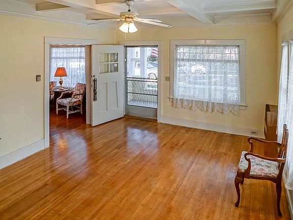 3rd image of 530 Oak St