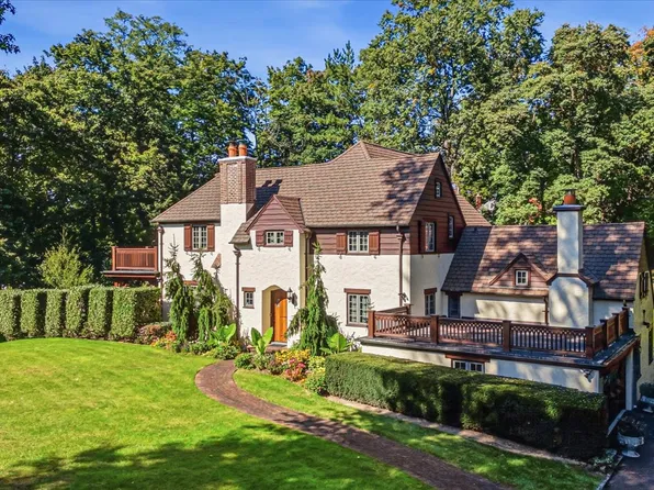 84 Luquer Rd, Manhasset, NY 11030