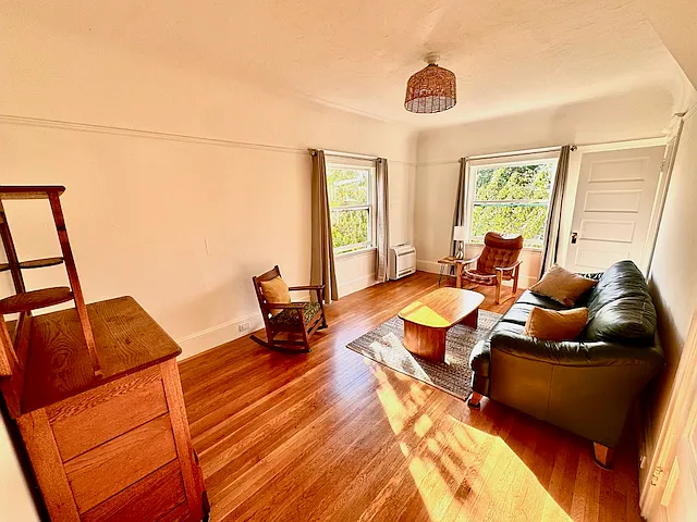 4 bed, 1.5 bath, 2100 sqft, $1,900 — Photo 2