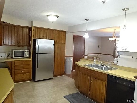 5th image of 300 Dickerson Dr N