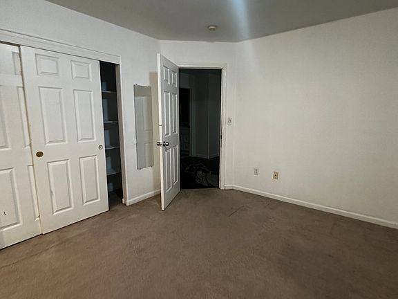 3rd image of 390 Monroe St Room 3