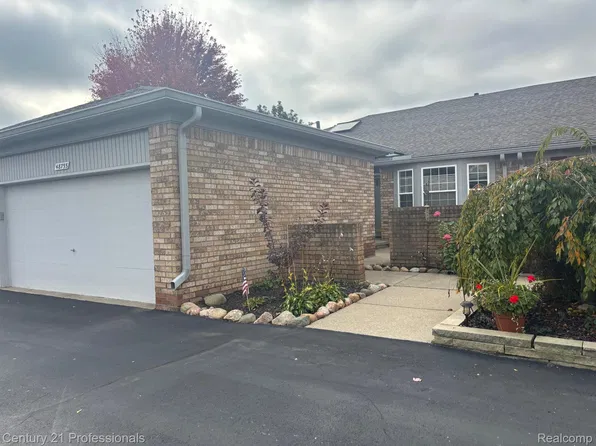 48755 Keystone Ct #47, Utica, MI 48315