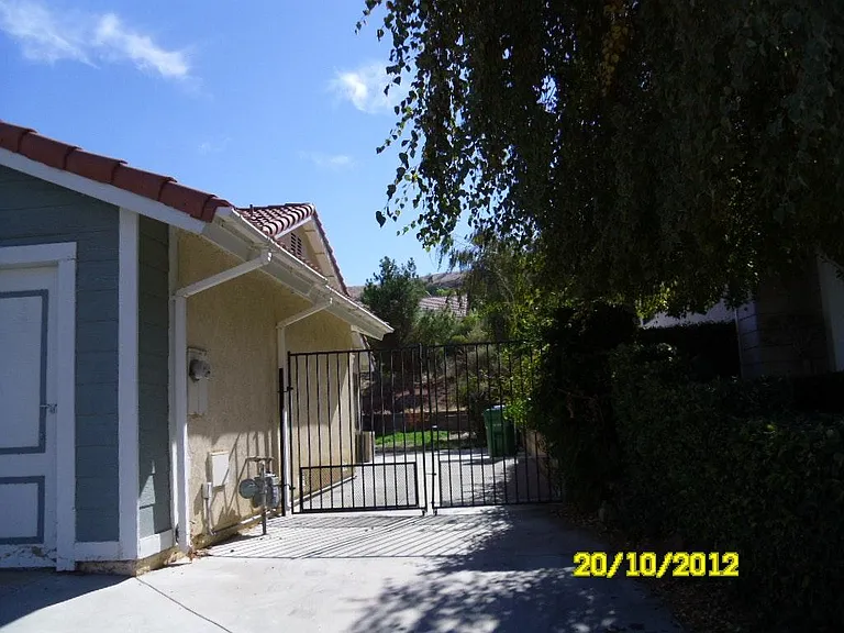 4660 Grandview Dr — Photo 1