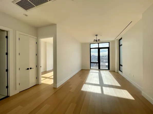 420 Gates Avenue image 5 of 22