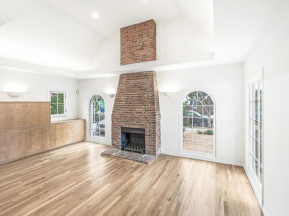 5th image of 3735 Moore St