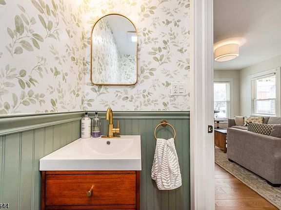 5th image of 171 Maple Ave