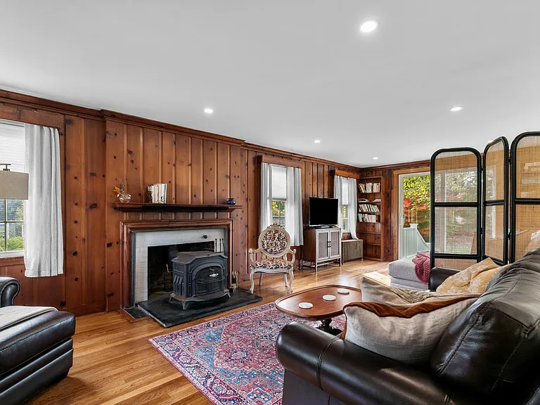 72 Kane Ave — Photo 7
